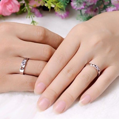 Hình ảnh minh họa việc đeo nhẫn cưới