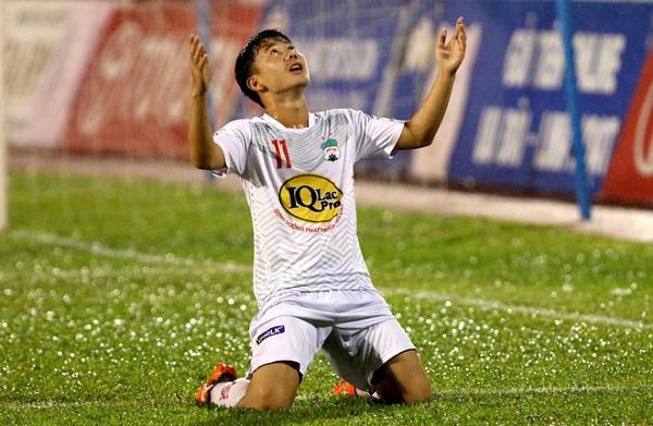 Trần Minh Vương ăn mừng bàn thắng