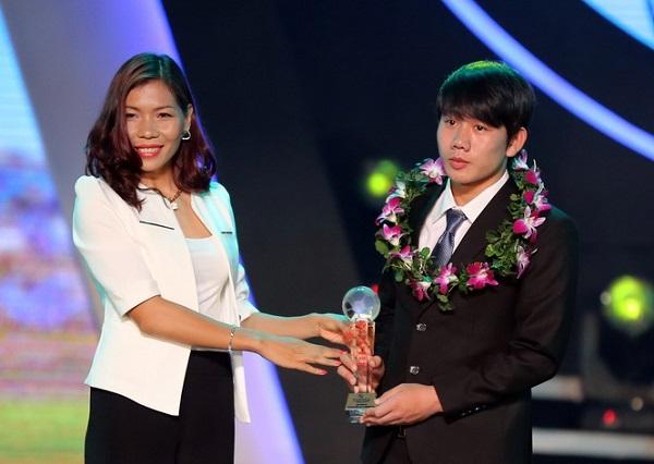 Trần Minh Vương nhận giải Cầu thủ trẻ xuất sắc nhất