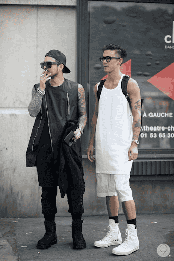 Áo ba lỗ trắng phối giày thể thao