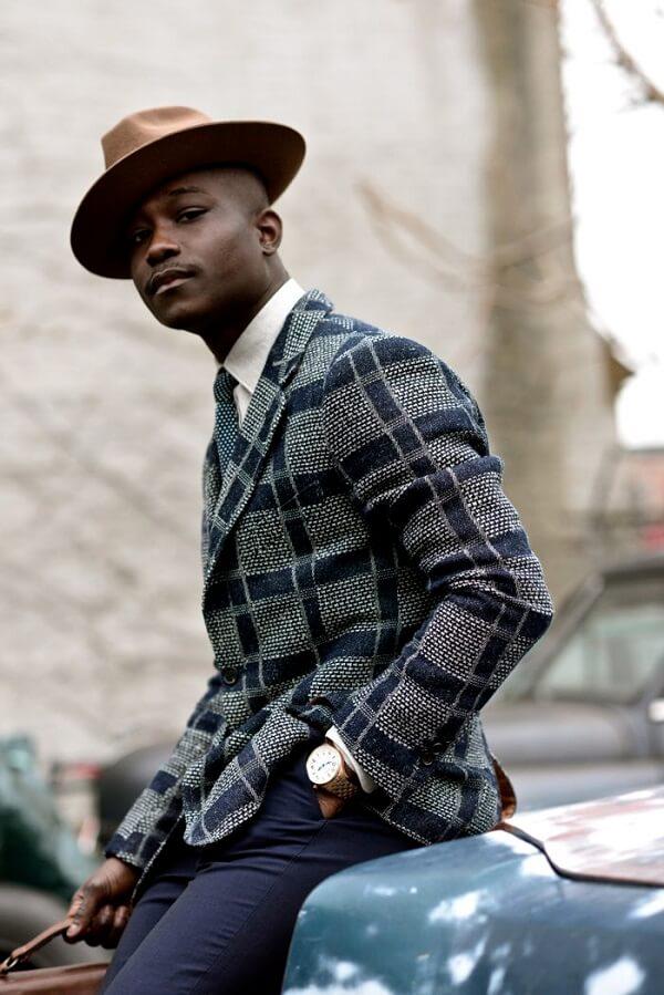 Dapper Lou thu hút bởi những item bụi bặm, hippy và đôi chút nổi loạn