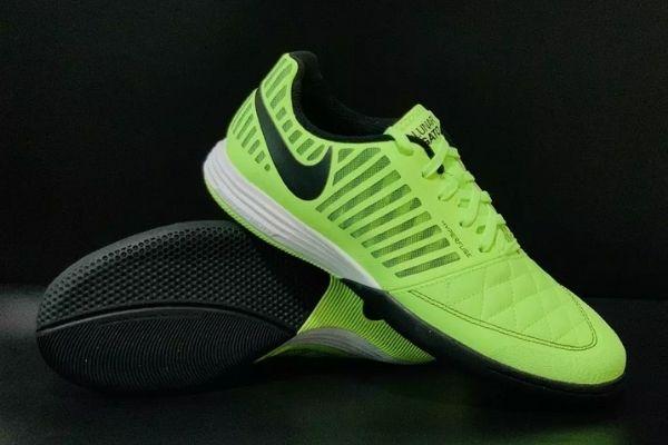 Nike và Adidas