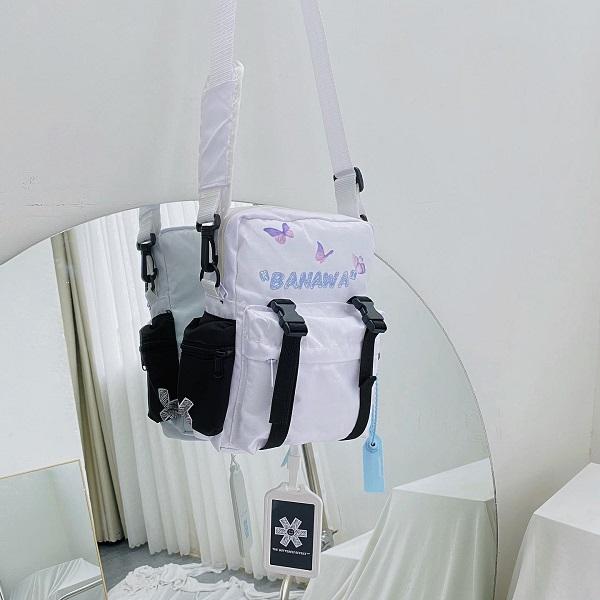 The Butterfly Mini Bag Unisex nhiều ngăn, dễ dàng đựng đồ và dây đeo bản to