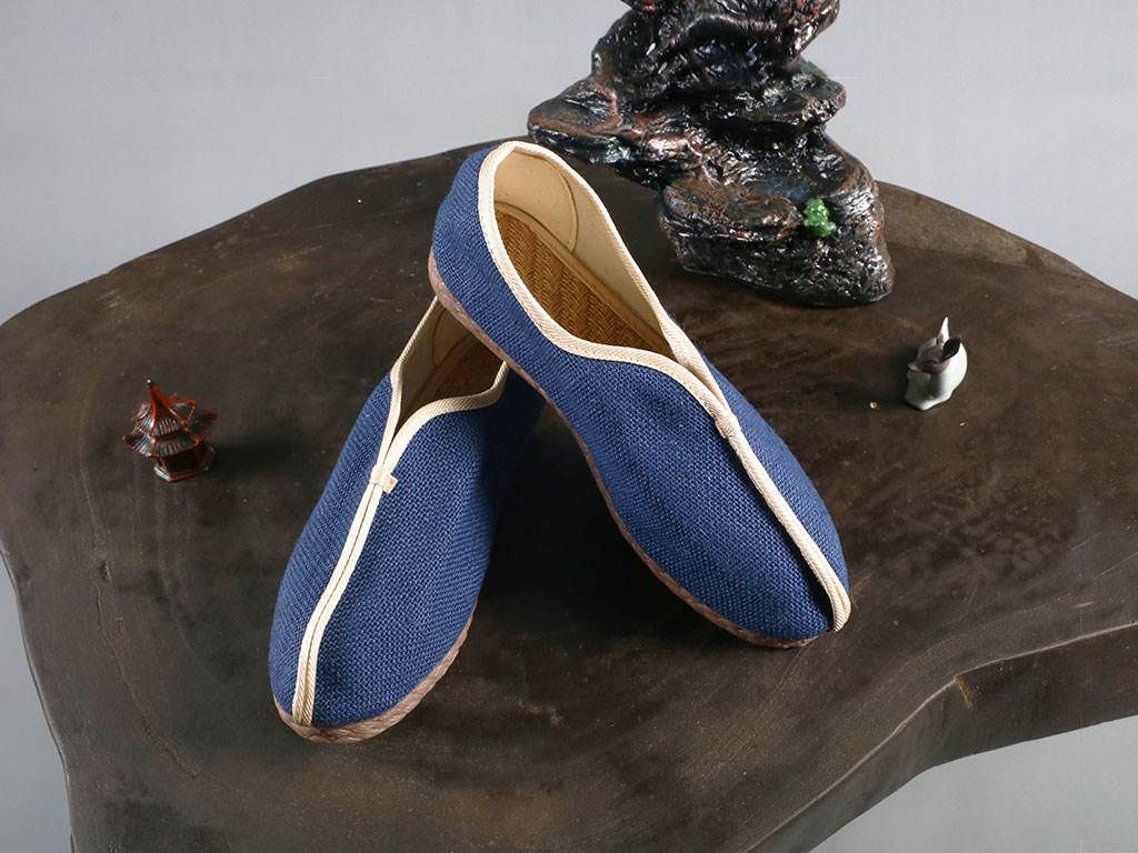 Giày slip on làm từ vải đũi