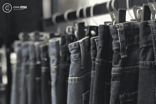 Quần jeans tối màu giúp tạo vẻ ngoài năng động