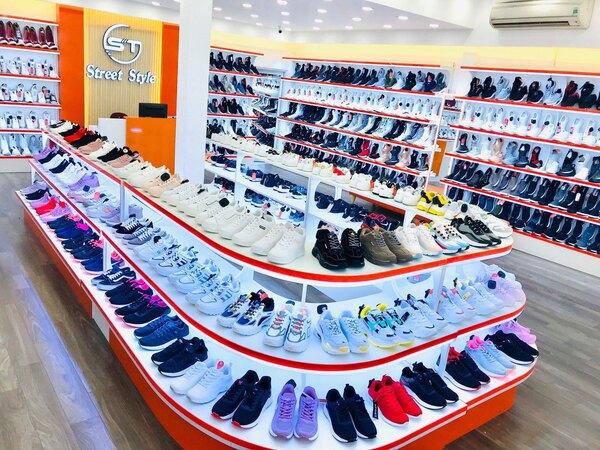 Các đôi giày rất đa dạng màu sắc và kiểu dáng