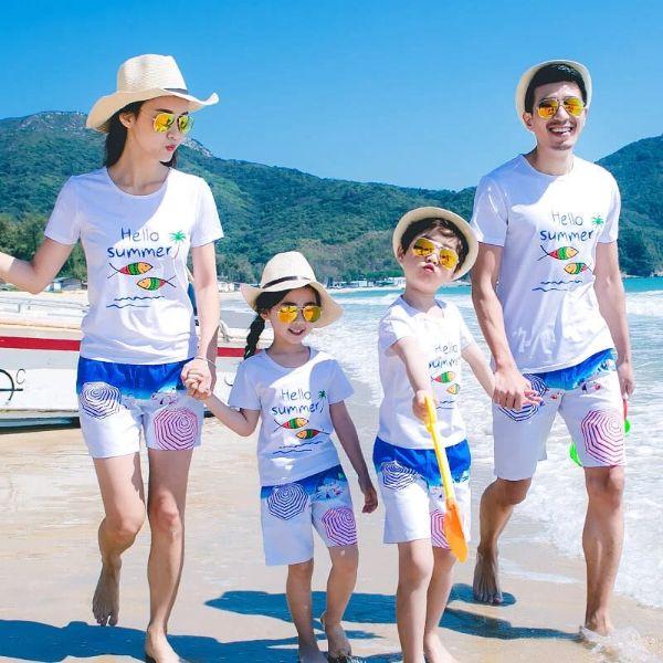 Thời tiết mùa hè nắng nóng nên nếu bạn chọn đồ đi biển tối màu sẽ khiến bạn cảm thấy nóng bức hơn.