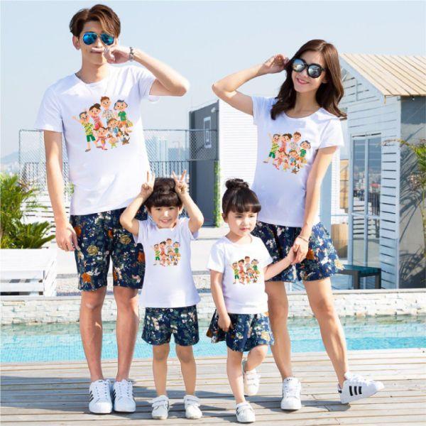 Để có được những tấm hình đẹp và nổi bật thì bạn hãy chọn bộ đồ đi biển có hình họa tiết nổi bật.