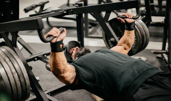 Đeo băng cổ tay tập gym trông chuyên nghiệp
