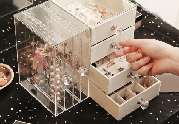 Nên để mỗi loại trang sức vào từng ngăn riêng để tránh việc chúng cọ xát vào nhau gây trầy xước.