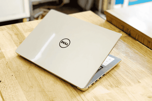 Nhân viên chuyên nghiệp tư vấn tận tình tại Nhật Minh Laptop