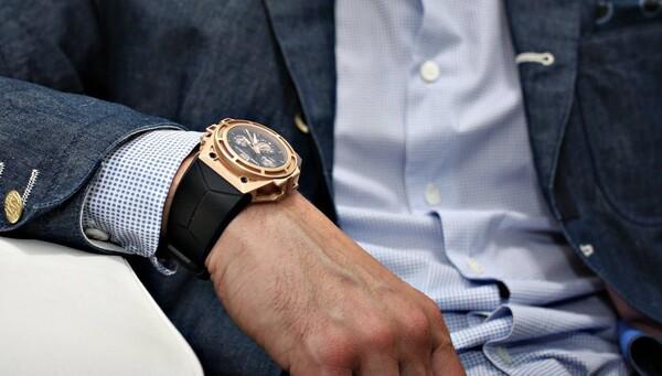 Cách đeo đồng hồ Hublot nam dựa vào sở thích và độ tuổi