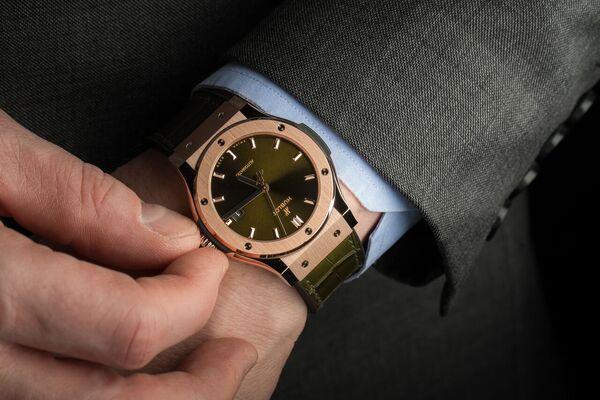 Chọn màu đồng hồ Hublot nam theo phong thủy cho người mệnh Kim