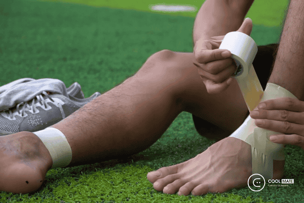 Quấn băng cổ chân khi đá bóng đúng cách sẽ mang lại hiệu quả bất ngờ