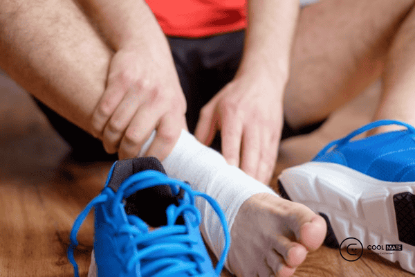 Băng quấn cổ chân quá khổ sẽ khiến bạn phải tăng size giày và khó chịu khi cử động