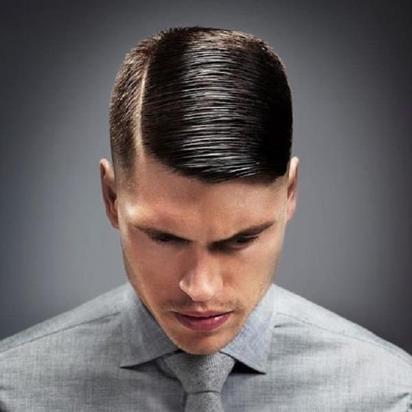 Pompadour Side Swept On The Edge đặc trưng bởi đường cắt dọc rõ ràng phân biệt giữa hai bên và đỉnh