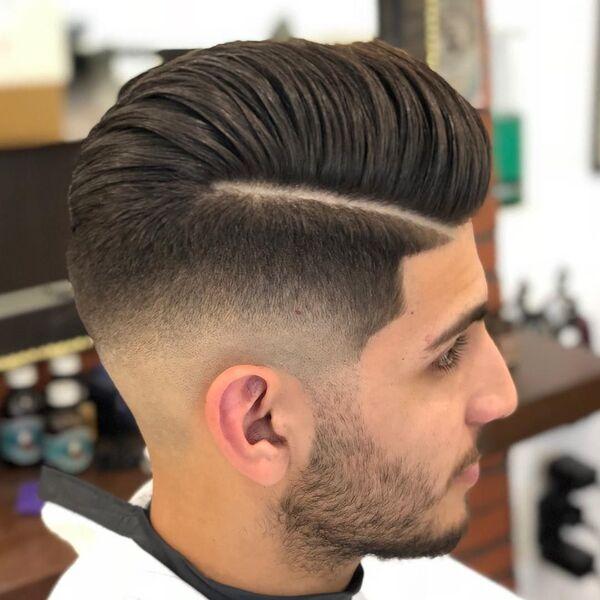 Kiểu tóc side swept là kiểu tóc đặc trưng với phần mái dài được vuốt sang hai bên, phần tóc hai bên tai được cắt sát da đầu