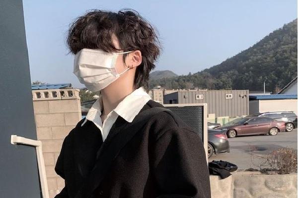 Kiểu tóc Wolf Cut nam uốn xoăn cá tính