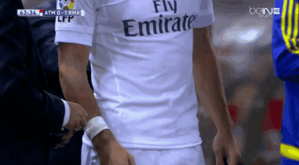 Gareth Bale sử dụng băng quấn để che vòng tay