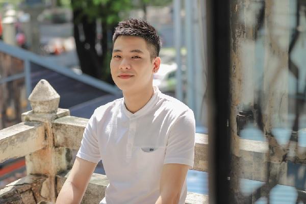 Quân AP với kiểu tóc Mohican đặc trưng, tạo nên phong cách thời trang cá tính.