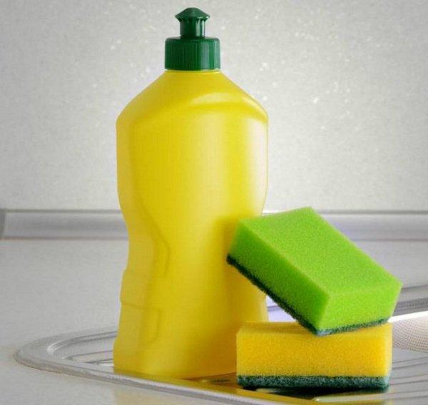 Sử dụng nước rửa chén để làm sạch trang sức vàng Ý