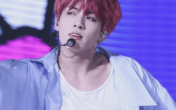 Jungkook (BTS) với xương quai xanh đẹp