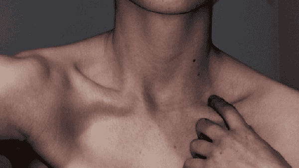 Xương quai xanh nam đẹp, thể hiện sự nam tính