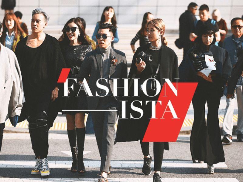 Hình ảnh minh họa: Một Fashion Stylist đang làm việc với khách hàng.