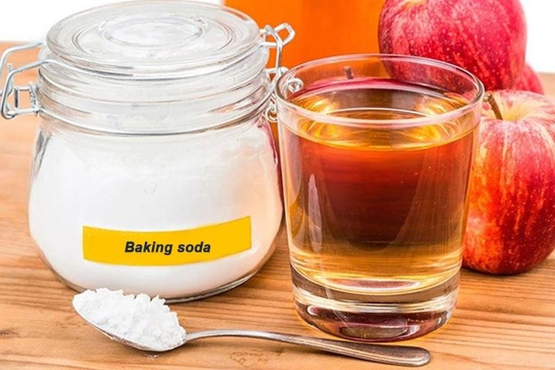 Dùng Baking soda trộn với giấm táo để gội đầu
