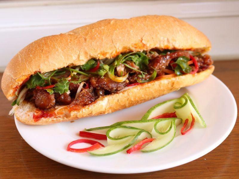 Một phần bánh mì cực kỳ hấp dẫn tại Bánh mì Ông Toàn nếu bạn đang tìm món ngon Quận 7