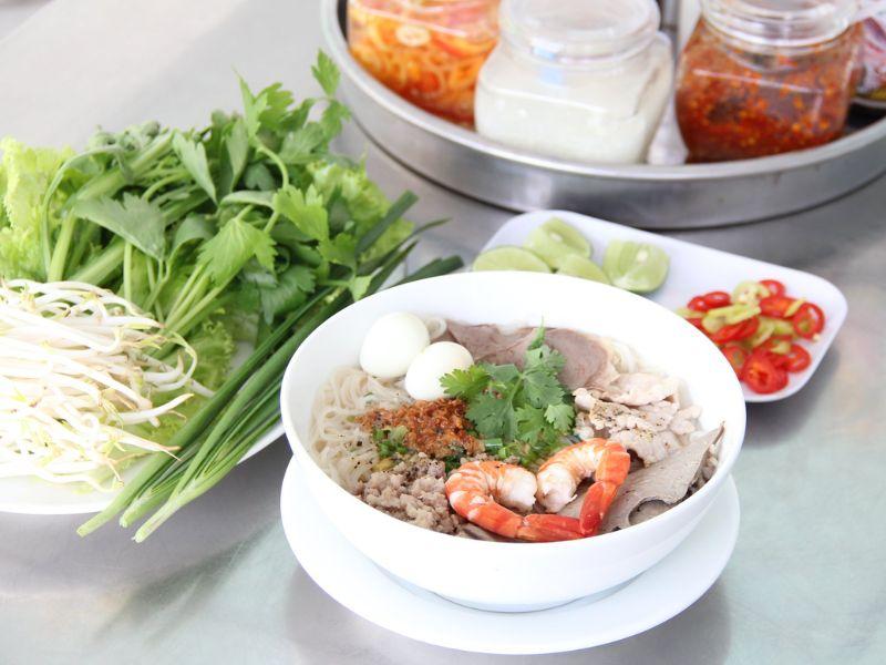 Hủ tiếu nam vang Tài Anh quán là một địa chỉ quán ăn ngon tại Quận 7