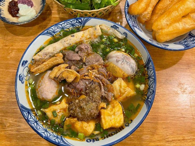 Tô bún riêu cua với nhiều topping hấp dẫn từ quán Cô Hương Bé (Nguồn: Internet)