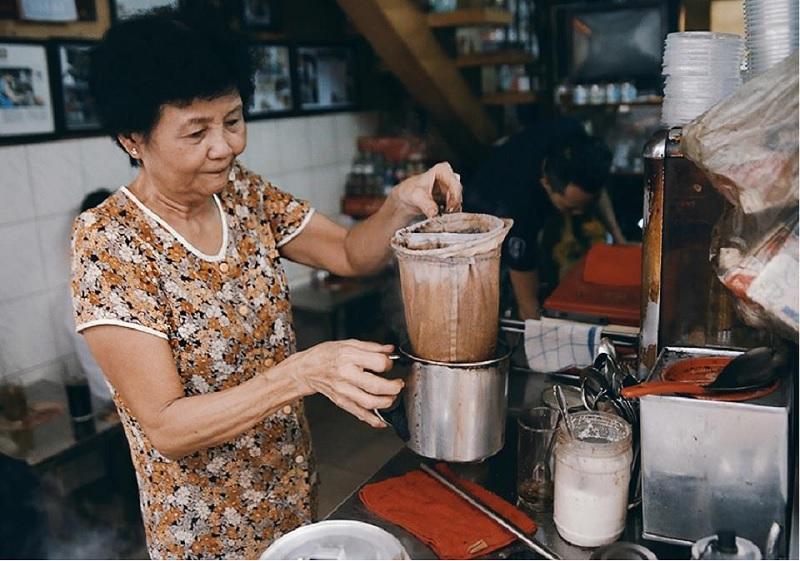 Đổ nước sôi vào cà phê trong vợt vải