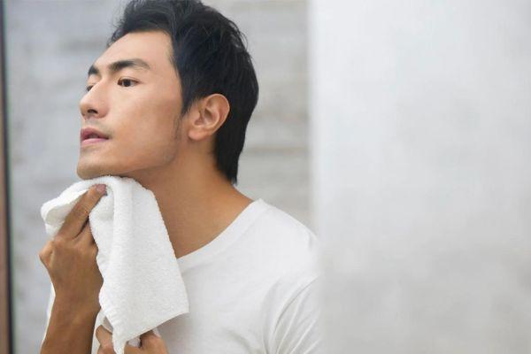 Lau mặt bằng khăn khô mềm sau khi rửa mặt