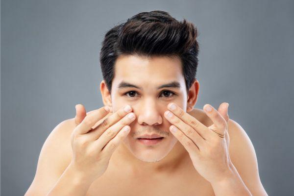 Vỗ nhẹ da bằng các đầu ngón tay để toner thẩm thấu nhanh hơn