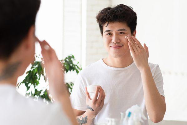 Chỉ dùng một lượng kem dưỡng ẩm vừa đủ cho da mặt