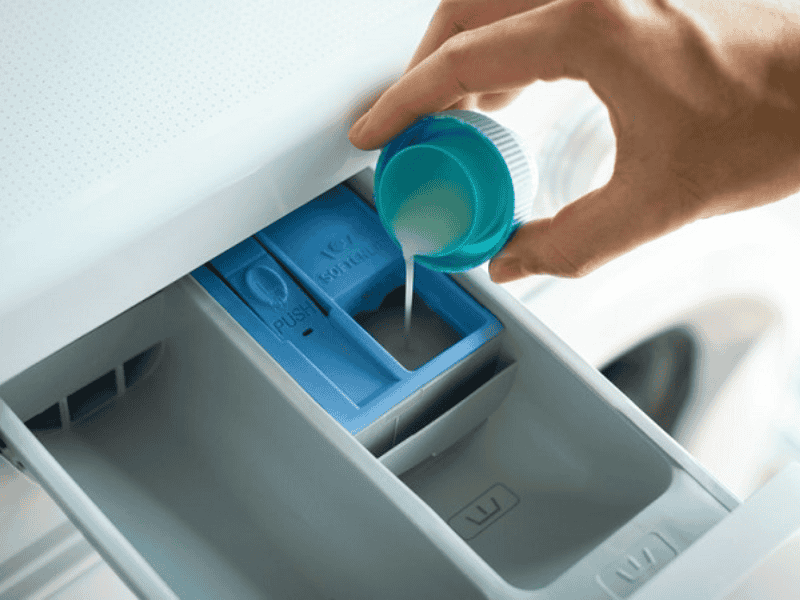 Sử dụng nước xả vải sẽ giúp giảm xù lông và giữ cho áo luôn mềm mại và thơm mát