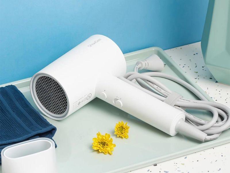 Sử dụng máy sấy tóc để làm phẳng áo khoác dù