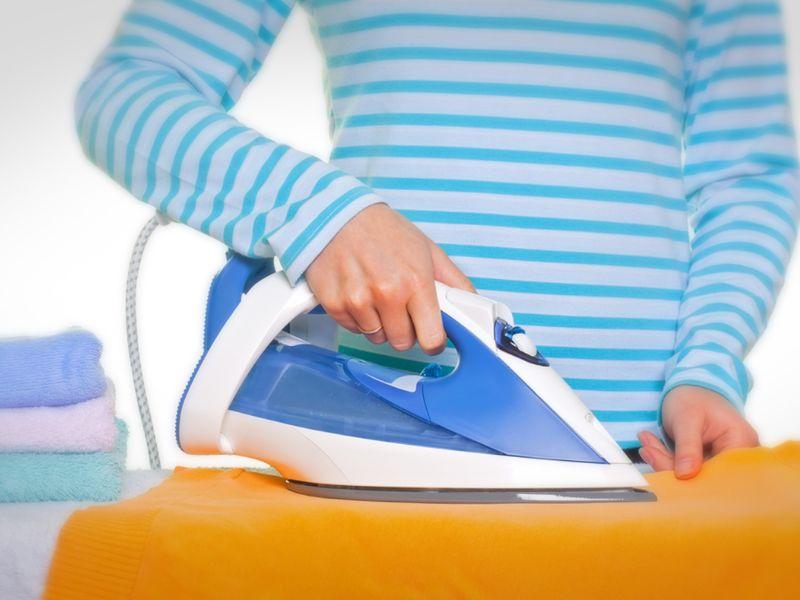Ủi áo khoác dù gián tiếp qua một lớp khăn