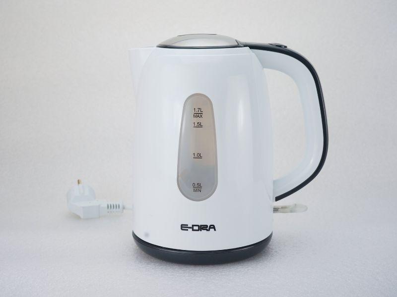Làm phẳng áo khoác dù bằng hơi nước từ bình siêu tốc