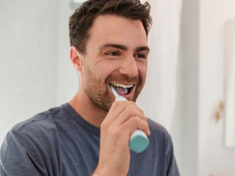  sử dụng bàn chải điện 