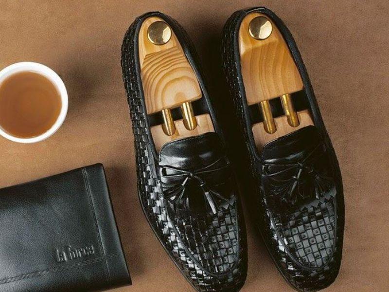 Giày Tassel Loafer màu đen họa tiết nổi bật