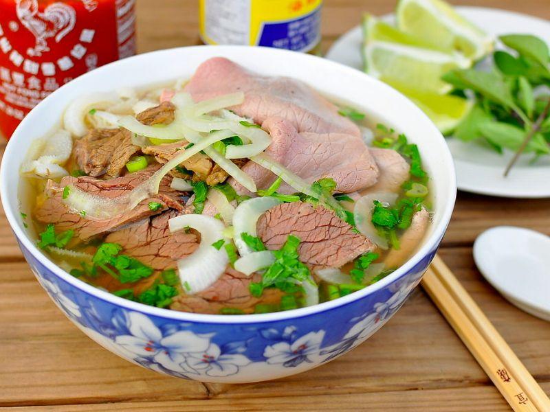 Phở  - món ăn truyền thống Việt Nam