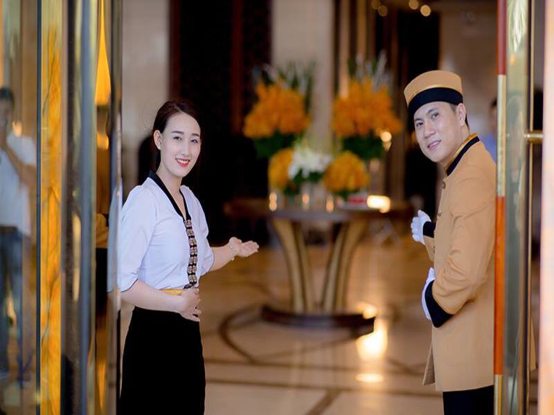 top-06-mau-dong-phuc-le-tan-khach-san-dep-2735