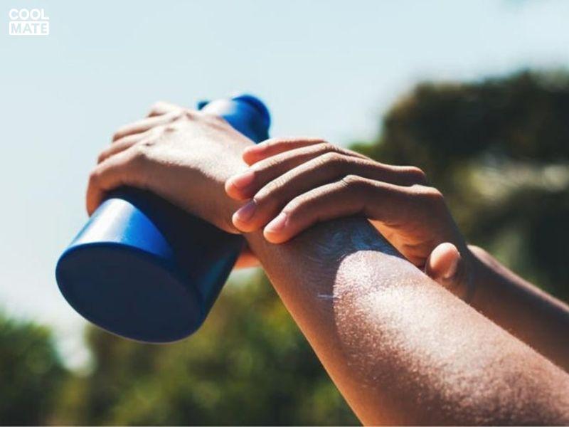 Nên chọn kem chống nắng có chỉ số SPF từ 30 trở lên và có khả năng chống cả tia UVA và UVB.
