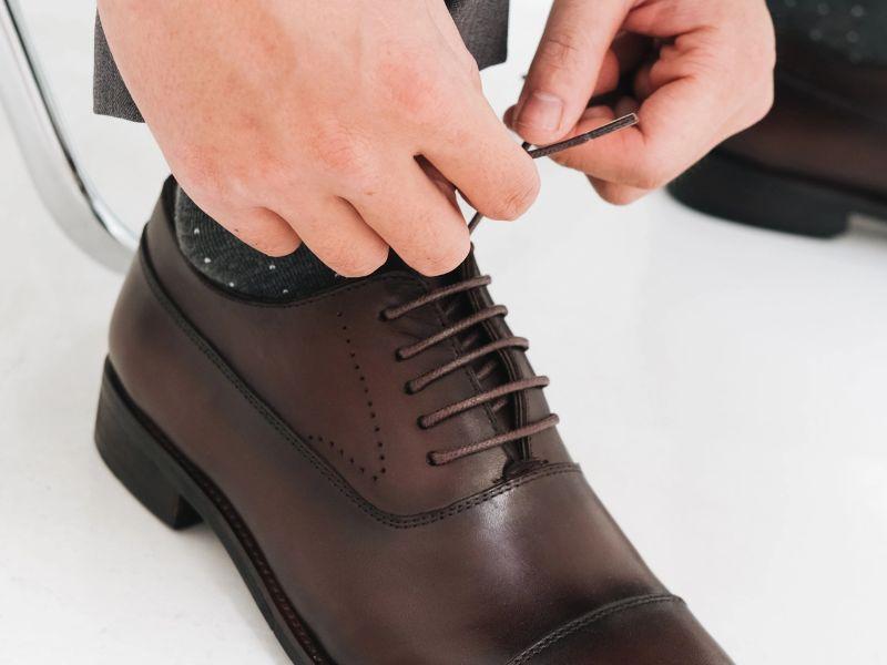 Cách buộc dây giày tây chuẩn giúp tạo nên vẻ ngoài tươm tất và sang trọng