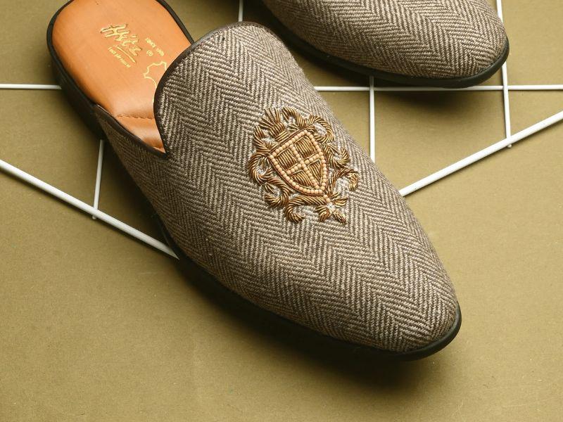 Giày sục nam thêu họa tiết