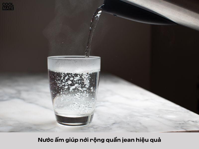 Nước ấm giúp nới rộng quần jean hiệu quả