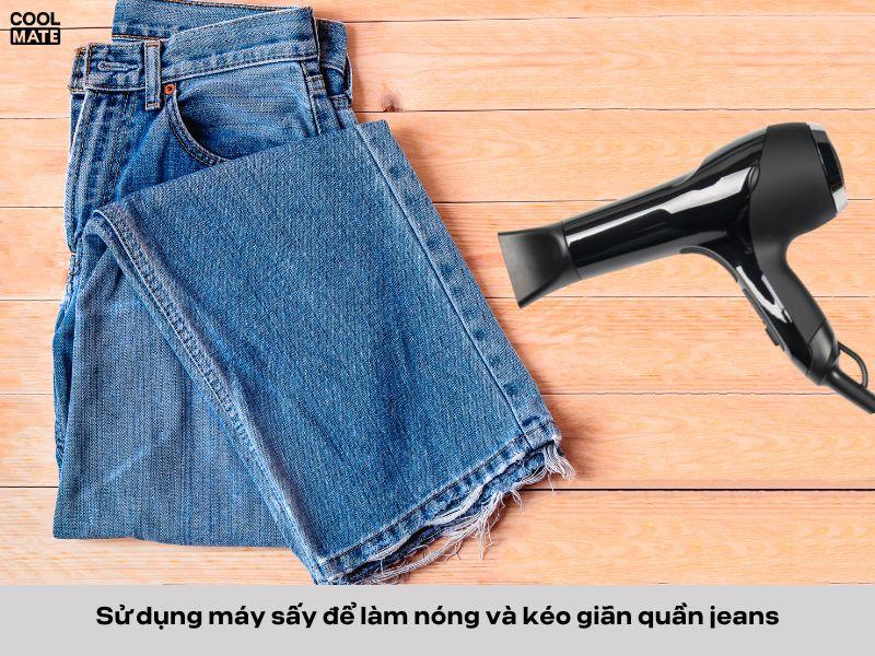 Sử dụng máy sấy để làm nóng và kéo giãn quần jeans