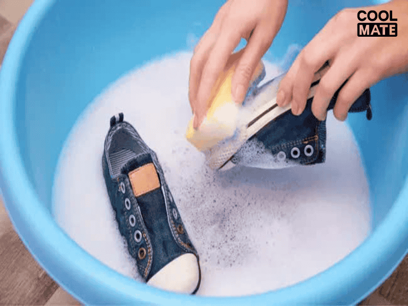 Hướng dẫn giặt giày sneaker tại nhà đơn giản